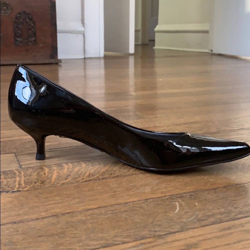 Paten leather kitten hill black shoes